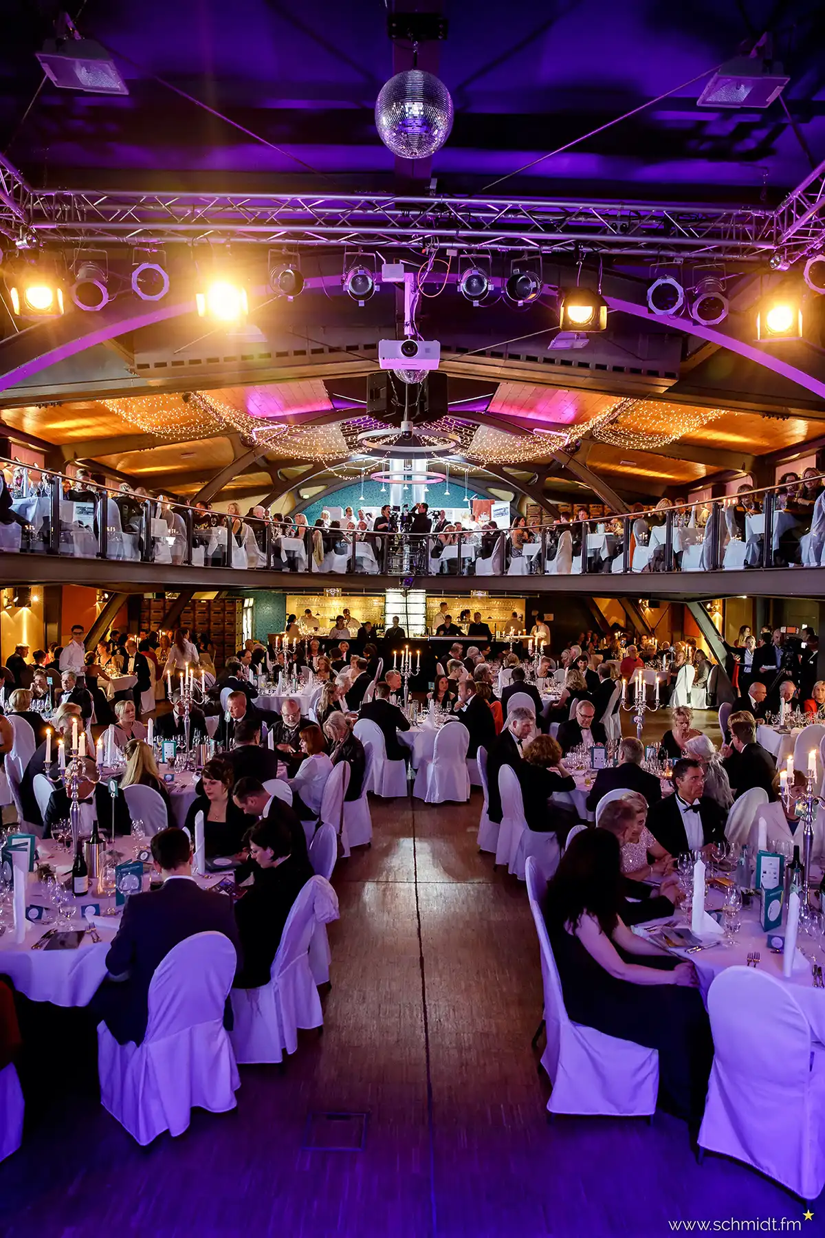 Festliche Atmosphäre der „Windflüchter“ Charity-Gala in Stralsund